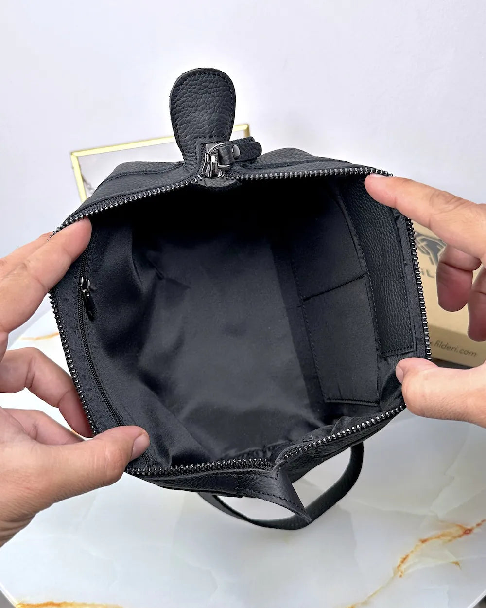 Handbag made of genuine leather, color: black, model 2057