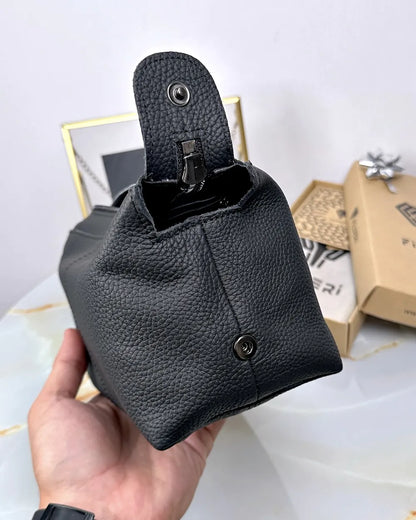 Handbag made of genuine leather, color: black, model 2057