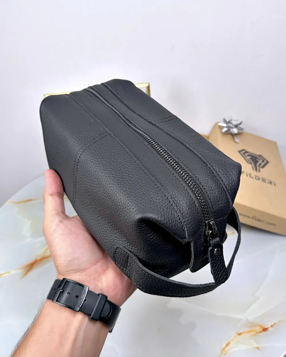 Handbag made of genuine leather, color: black, model 2057