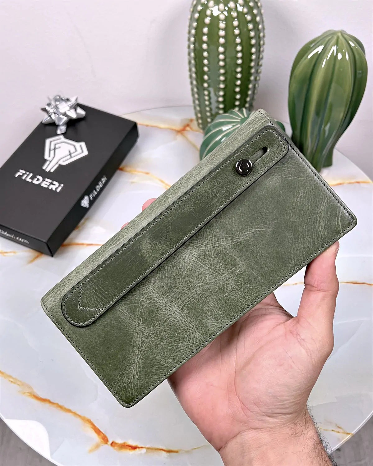 Cell phone wallet made of genuine leather, color: green, model 2028