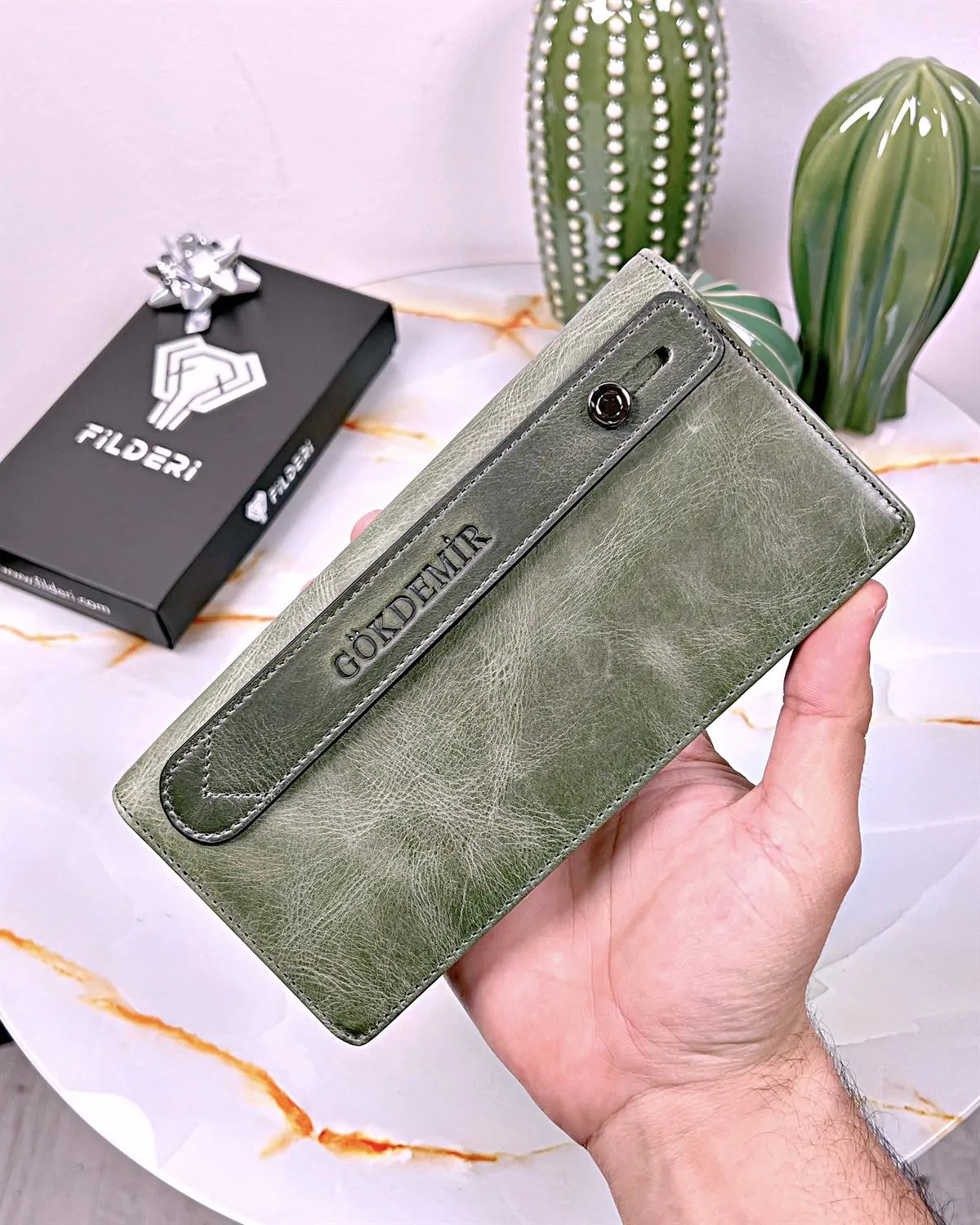 Cell phone wallet made of genuine leather, color: green, model 2028